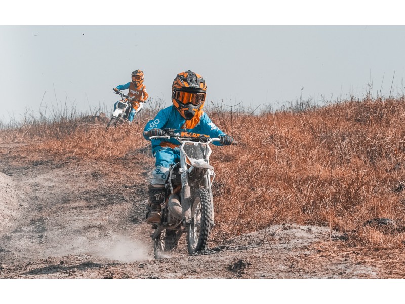Kayo Mini 50cc – Motocicletă 2T Automată pentru Copii și Începători (ROTI 12" - 10") 