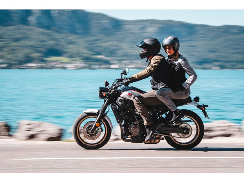 Geaca (jacheta) motociclete femei Racing/Roadster Ixon All season model Ilana LS culoare: negru/alb Geaca (jacheta) motociclete femei Racing/Roadster Ixon All season model Ilana LS culoare: negru/alb