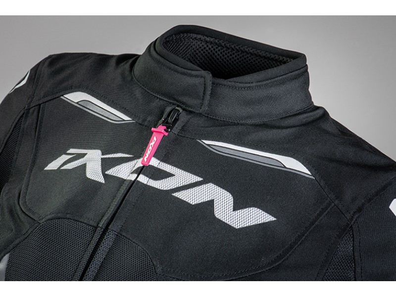 Geaca (jacheta) motociclete femei Racing/Roadster Ixon All season model Ilana LS culoare: negru/alb Geaca (jacheta) motociclete femei Racing/Roadster Ixon All season model Ilana LS culoare: negru/alb