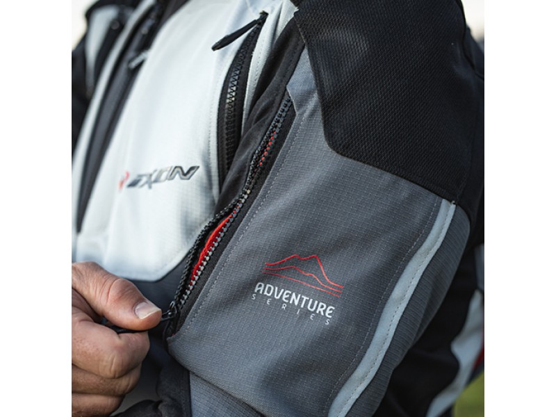 Geaca (jacheta) motociclete femei Racing/Roadster Ixon All season model Ilana LS culoare: negru/alb Geaca (jacheta) motociclete femei Racing/Roadster Ixon All season model Ilana LS culoare: negru/alb