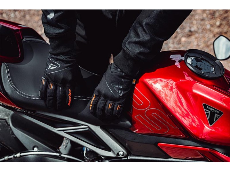 Geaca (jacheta) motociclete femei Racing/Roadster Ixon All season model Ilana LS culoare: negru/alb Geaca (jacheta) motociclete femei Racing/Roadster Ixon All season model Ilana LS culoare: negru/alb