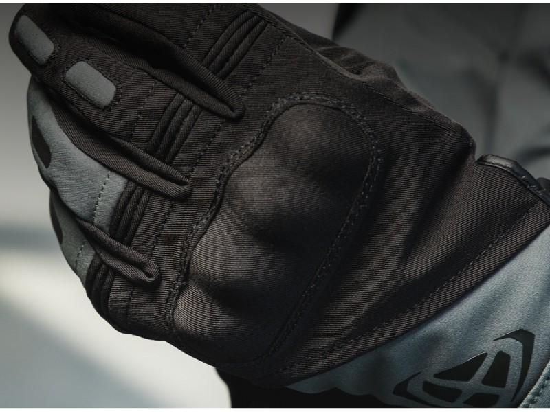 Geaca (jacheta) motociclete femei Racing/Roadster Ixon All season model Ilana LS culoare: negru/alb Geaca (jacheta) motociclete femei Racing/Roadster Ixon All season model Ilana LS culoare: negru/alb