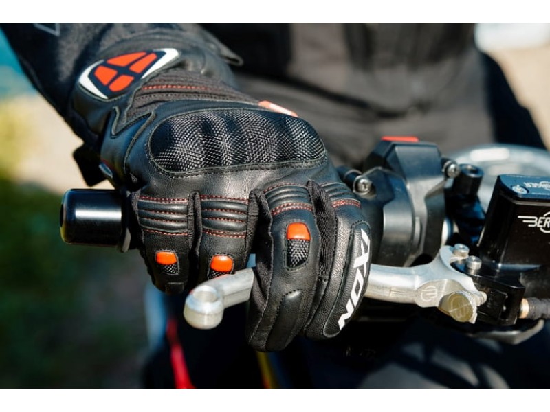 Geaca (jacheta) motociclete femei Racing/Roadster Ixon All season model Ilana LS culoare: negru/alb Geaca (jacheta) motociclete femei Racing/Roadster Ixon All season model Ilana LS culoare: negru/alb