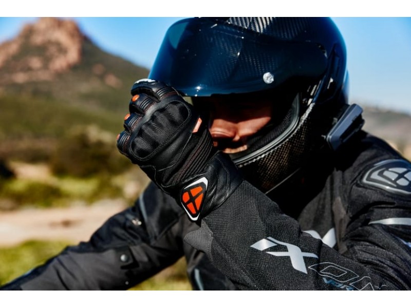 Geaca (jacheta) motociclete femei Racing/Roadster Ixon All season model Ilana LS culoare: negru/alb Geaca (jacheta) motociclete femei Racing/Roadster Ixon All season model Ilana LS culoare: negru/alb