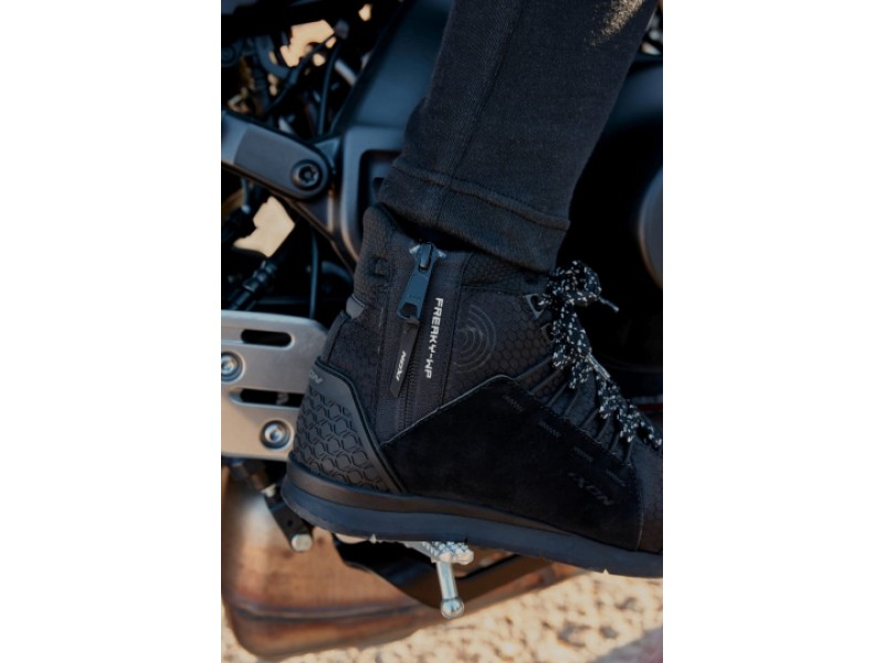 Geaca (jacheta) motociclete femei Racing/Roadster Ixon All season model Ilana LS culoare: negru/alb Geaca (jacheta) motociclete femei Racing/Roadster Ixon All season model Ilana LS culoare: negru/alb