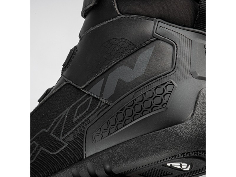 Geaca (jacheta) motociclete femei Racing/Roadster Ixon All season model Ilana LS culoare: negru/alb Geaca (jacheta) motociclete femei Racing/Roadster Ixon All season model Ilana LS culoare: negru/alb