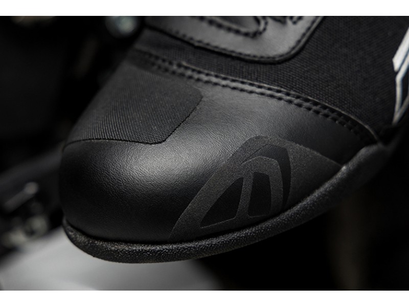 Geaca (jacheta) motociclete femei Racing/Roadster Ixon All season model Ilana LS culoare: negru/alb Geaca (jacheta) motociclete femei Racing/Roadster Ixon All season model Ilana LS culoare: negru/alb