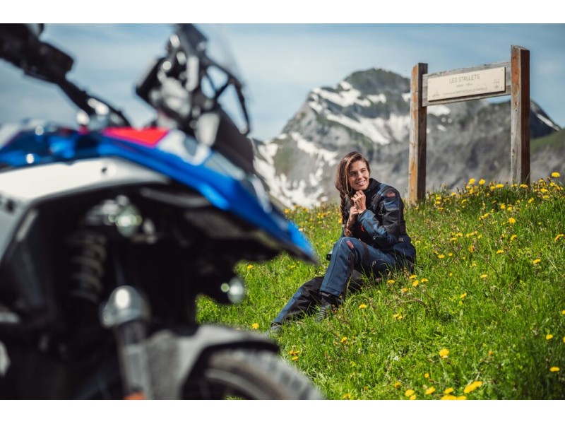 Geaca (jacheta) motociclete femei Racing/Roadster Ixon All season model Ilana LS culoare: negru/alb Geaca (jacheta) motociclete femei Racing/Roadster Ixon All season model Ilana LS culoare: negru/alb