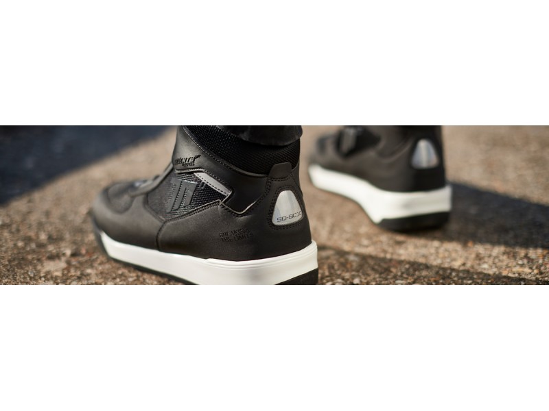 Geaca (jacheta) motociclete femei Racing/Roadster Ixon All season model Ilana LS culoare: negru/alb Geaca (jacheta) motociclete femei Racing/Roadster Ixon All season model Ilana LS culoare: negru/alb