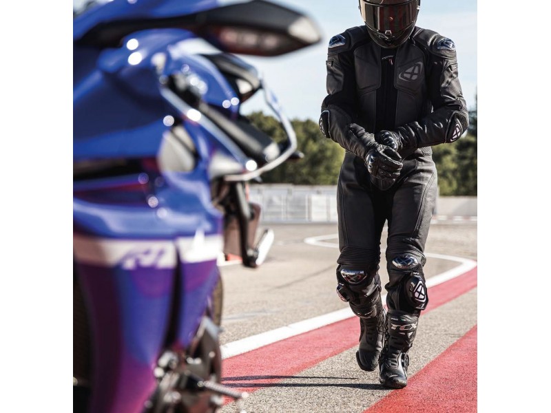 Costum (combinezon) motociclete barbati piele Ixon vara model Vendetta Evo culoare: negru