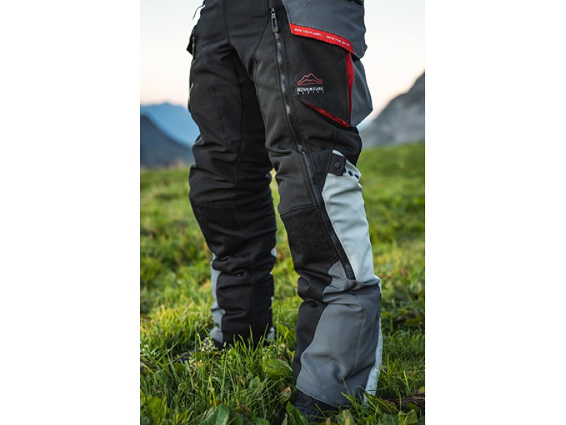 Pantaloni motociclete barbati Touring/Adventure Ixon All season model Ragnar MS culoare: negru/gri/rosu Pantaloni motociclete barbati Touring/Adventure Ixon All season model Ragnar MS culoare: negru/gri/rosu