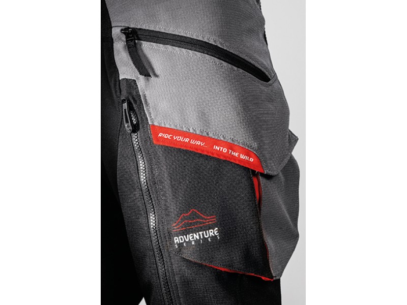 Pantaloni motociclete barbati Touring/Adventure Ixon All season model Ragnar MS culoare: negru/gri/rosu Pantaloni motociclete barbati Touring/Adventure Ixon All season model Ragnar MS culoare: negru/gri/rosu