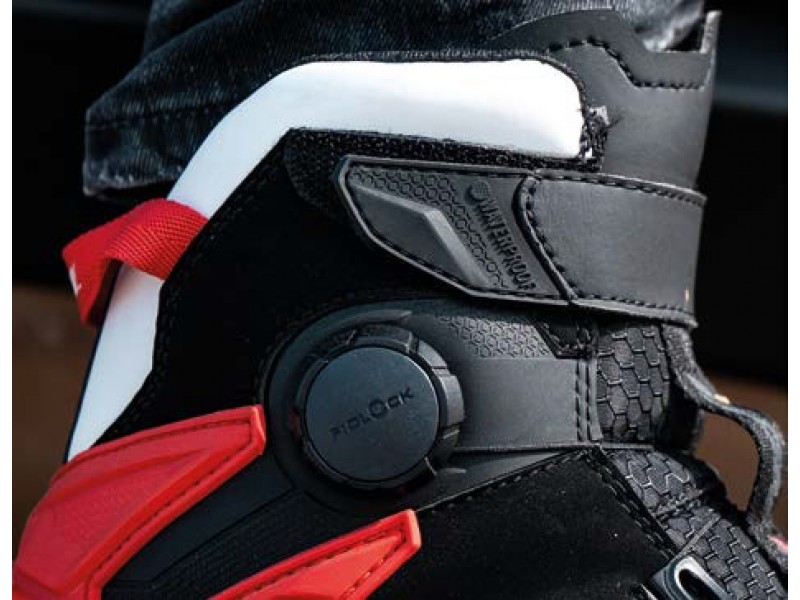 Ghete moto Roadster barbati All Season Ixon model Bull 2 WP MS culoare: negru/alb/rosu (100% waterproof) Ghete moto Roadster barbati All Season Ixon model Bull 2 WP MS culoare: negru/alb/rosu (100% waterproof)