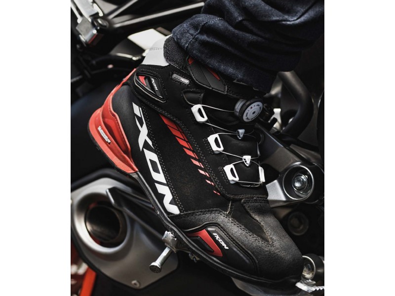 Ghete moto Roadster barbati All Season Ixon model Bull 2 WP MS culoare: negru/alb/rosu (100% waterproof) Ghete moto Roadster barbati All Season Ixon model Bull 2 WP MS culoare: negru/alb/rosu (100% waterproof)