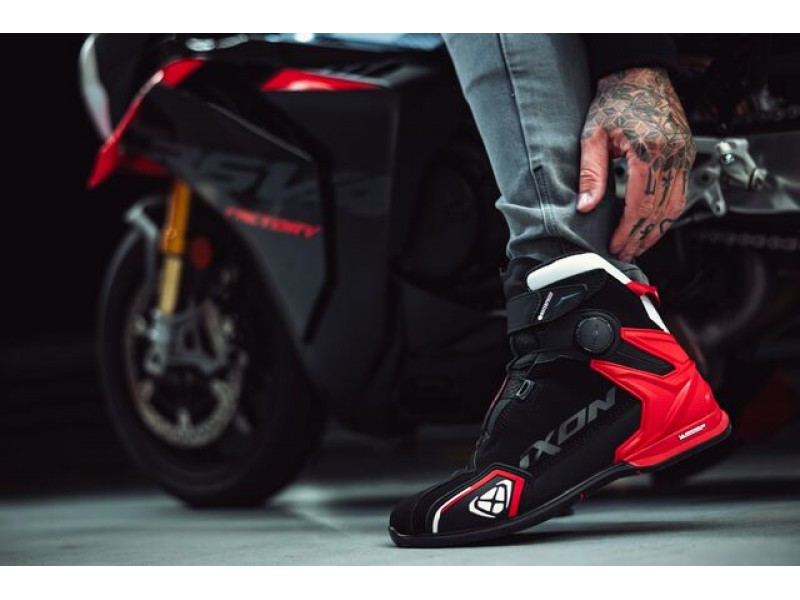 Ghete moto Roadster barbati All Season Ixon model Bull 2 WP MS culoare: negru/alb/rosu (100% waterproof)