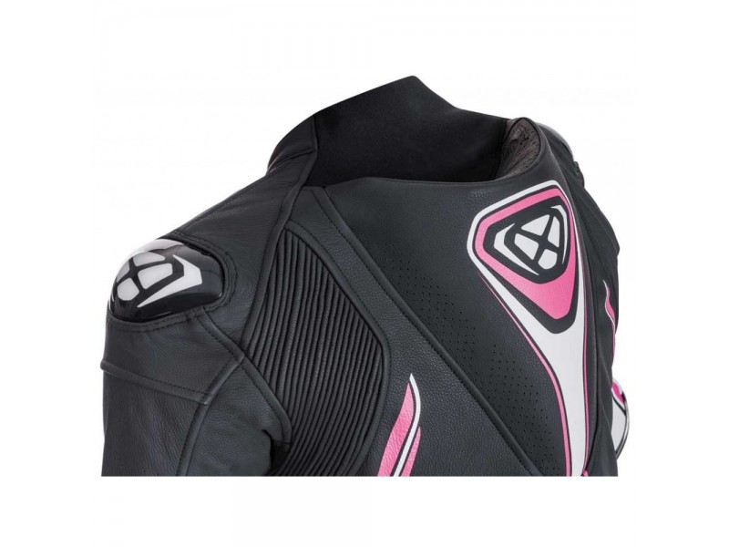 Costum (combinezon) motociclete femei piele Ixon vara model Vortex Lady LS culoare: negru/alb/fucshsia (roz) Costum (combinezon) motociclete femei piele Ixon vara model Vortex Lady LS culoare: negru/alb/fucshsia (roz)