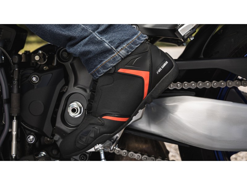 Ghete moto Roadster barbati All Season Ixon model Gambler WP MS culoare: negru/rosu (100% waterproof)