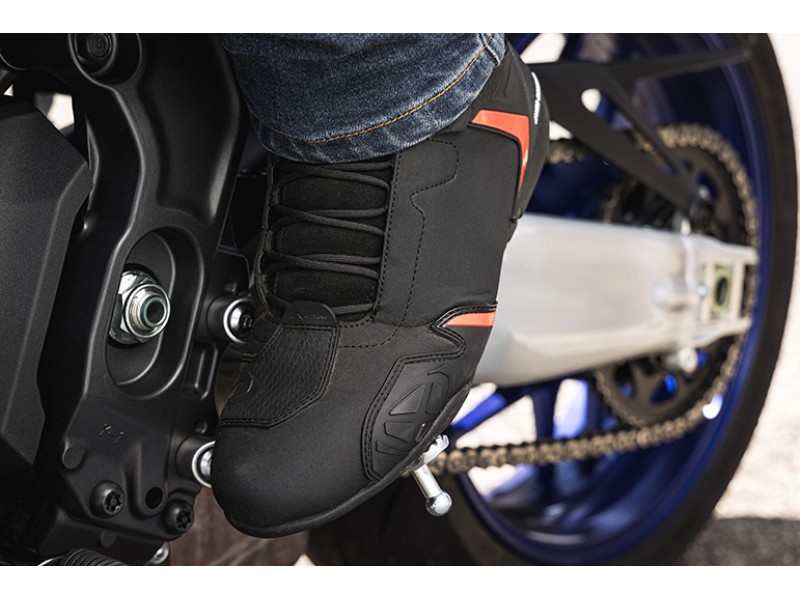 Ghete moto Roadster barbati All Season Ixon model Gambler WP MS culoare: negru/rosu (100% waterproof)