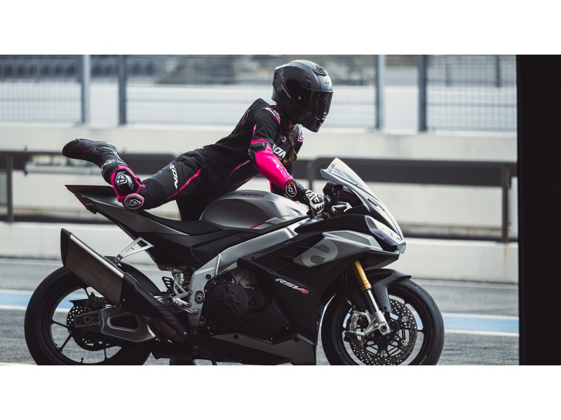 Costum (combinezon) motociclete femei piele Ixon vara model Vortex 3 LS culoare: negru/roz/alb Costum (combinezon) motociclete femei piele Ixon vara model Vortex 3 LS culoare: negru/roz/alb