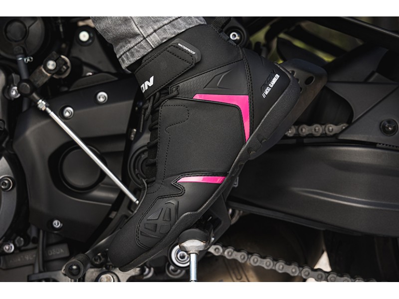 Ghete moto Roadster femei All Season Ixon model Gambler WP LS culoare: negru/fuchsia (roz) (100% waterproof) Ghete moto Roadster femei All Season Ixon model Gambler WP LS culoare: negru/fuchsia (roz) (100% waterproof)