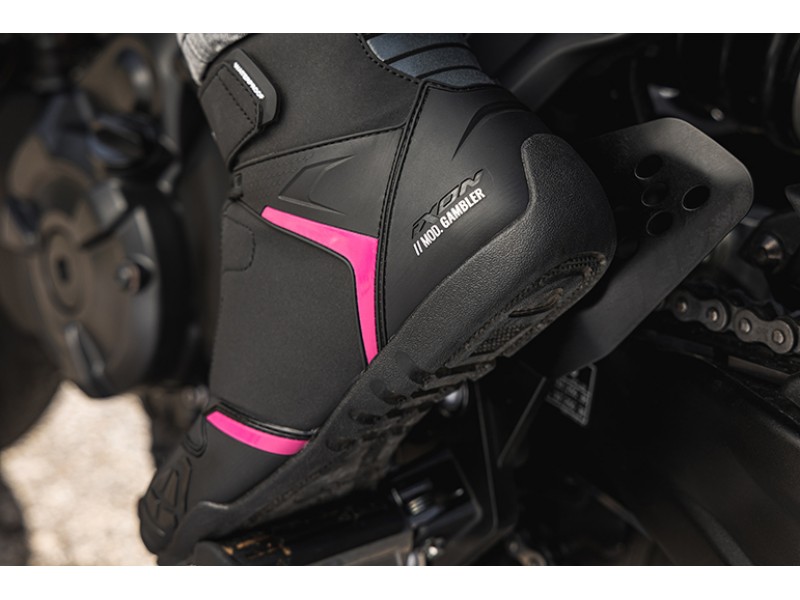 Ghete moto Roadster femei All Season Ixon model Gambler WP LS culoare: negru/fuchsia (roz) (100% waterproof) Ghete moto Roadster femei All Season Ixon model Gambler WP LS culoare: negru/fuchsia (roz) (100% waterproof)