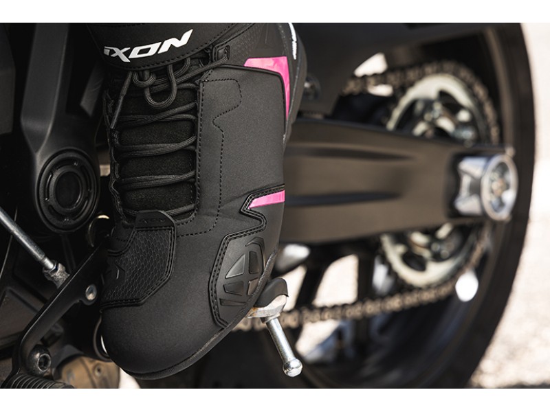 Ghete moto Roadster femei All Season Ixon model Gambler WP LS culoare: negru/fuchsia (roz) (100% waterproof) Ghete moto Roadster femei All Season Ixon model Gambler WP LS culoare: negru/fuchsia (roz) (100% waterproof)