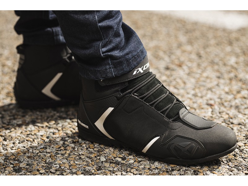 Ghete moto Roadster barbati All Season Ixon model Gambler WP MS culoare: negru/alb (100% waterproof)