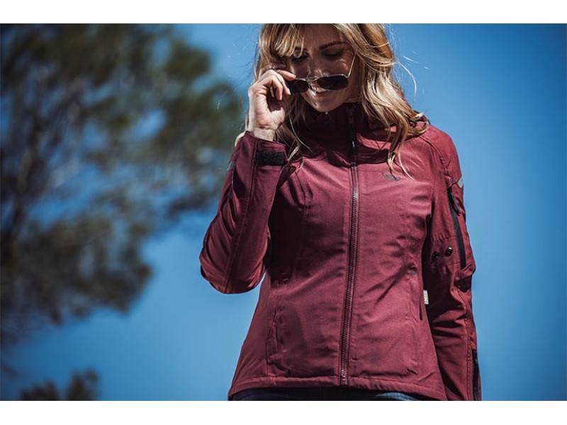 Geaca (jacheta) motociclete femei Touring/Adventure/Urban Ixon All season model Burning LS culoare: burgundy (visiniu) (geaca laminata; waterproof si pe exterior) Geaca (jacheta) motociclete femei Touring/Adventure/Urban Ixon All season model Burning LS culoare: burgundy (visiniu) (geaca laminata; waterproof si pe exterior)