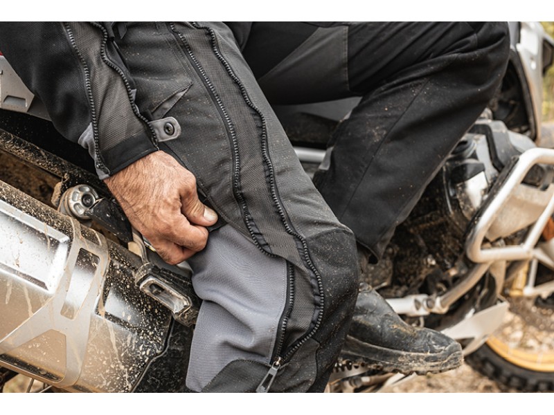 Pantaloni motociclete barbati Touring/Adventure Ixon All season model Ragnar MS culoare: negru/antracit Pantaloni motociclete barbati Touring/Adventure Ixon All season model Ragnar MS culoare: negru/antracit
