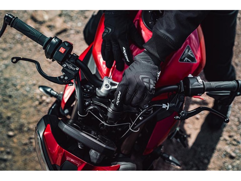Manusi barbati Roadster Mid-season textil/piele Ixon model MIG 2 WP MS culoare: negru/alb - degete tactile Manusi barbati Roadster Mid-season textil/piele Ixon model MIG 2 WP MS culoare: negru/alb - degete tactile