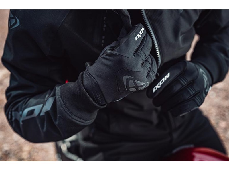 Manusi barbati Roadster Mid-season textil/piele Ixon model MIG 2 WP MS culoare: negru/alb - degete tactile Manusi barbati Roadster Mid-season textil/piele Ixon model MIG 2 WP MS culoare: negru/alb - degete tactile
