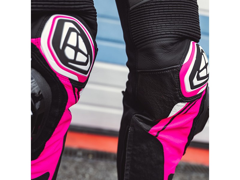 Pantaloni motociclete femei piele Racing Ixon vara model Vortex 3 LS culoare: negru/roz/alb Pantaloni motociclete femei piele Racing Ixon vara model Vortex 3 LS culoare: negru/roz/alb