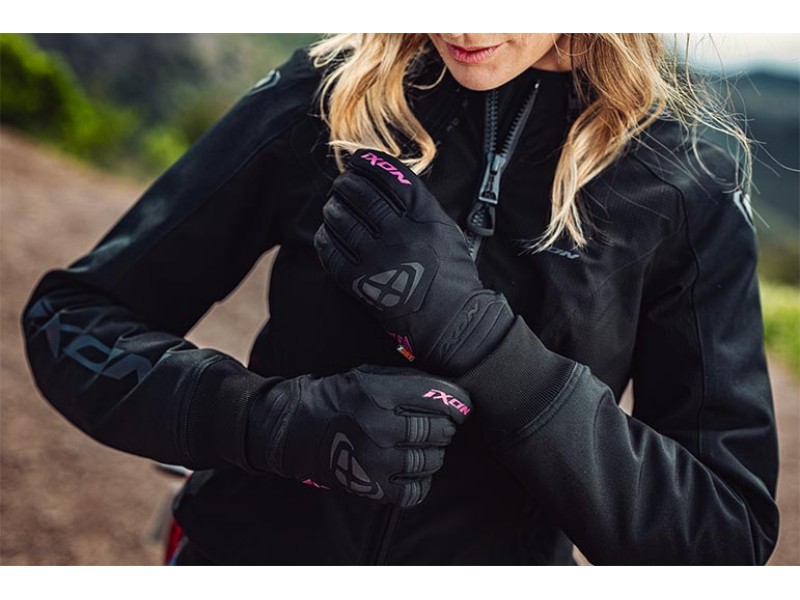 Manusi femei Roadster Mid-season textil/piele Ixon model MIG 2 WP LS culoare: negru/fuchsia (roz) - degete tactile Manusi femei Roadster Mid-season textil/piele Ixon model MIG 2 WP LS culoare: negru/fuchsia (roz) - degete tactile