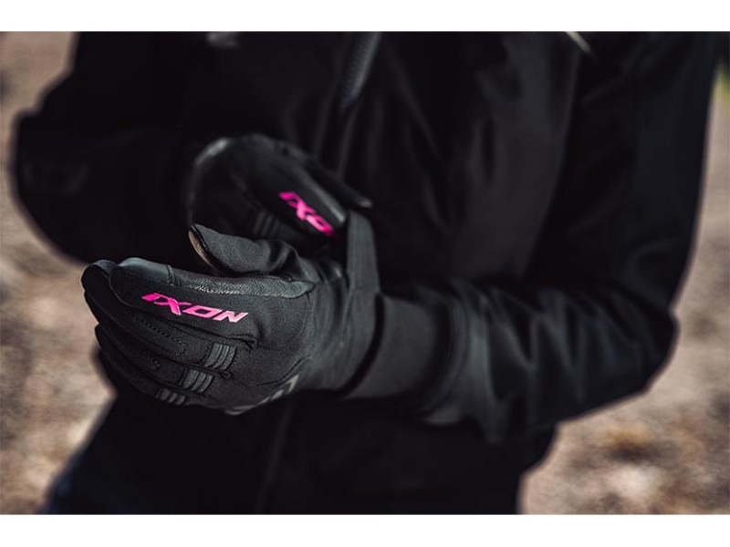 Manusi femei Roadster Mid-season textil/piele Ixon model MIG 2 WP LS culoare: negru/fuchsia (roz) - degete tactile Manusi femei Roadster Mid-season textil/piele Ixon model MIG 2 WP LS culoare: negru/fuchsia (roz) - degete tactile