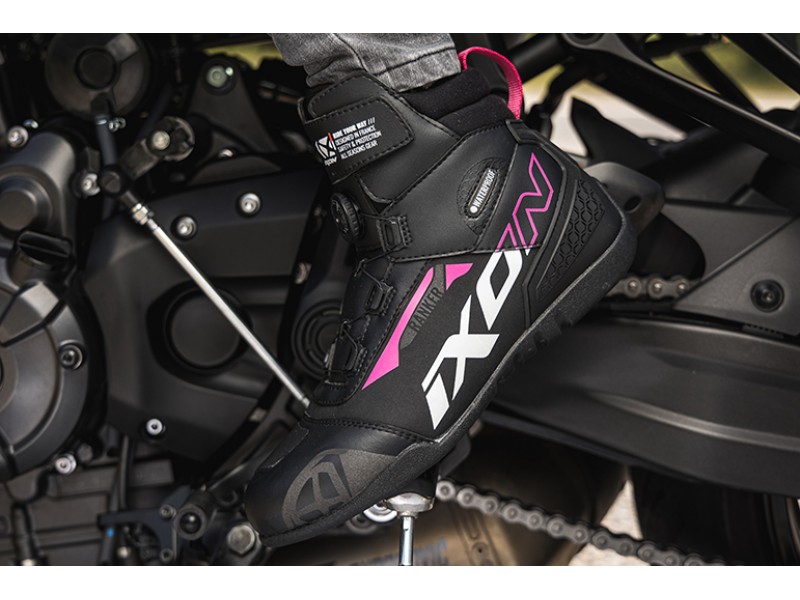 Ghete moto Roadster femei All season Ixon model Ranker WP LS culoare: negru/alb/fuchsia (roz) (100% waterproof)
