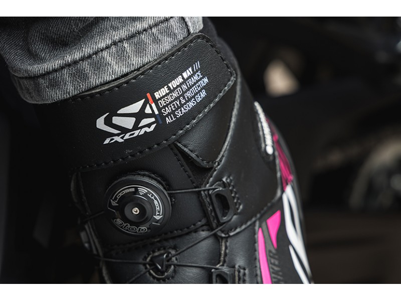 Ghete moto Roadster femei All season Ixon model Ranker WP LS culoare: negru/alb/fuchsia (roz) (100% waterproof)