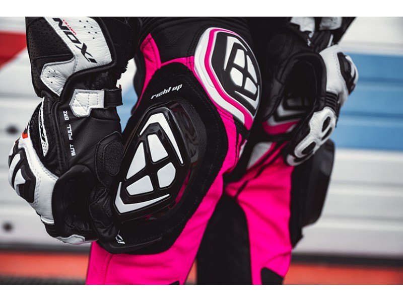 Set slidere genunchi Ixon model Knee Slider Race 2.0 – culoare: negru/alb Set slidere genunchi Ixon model Knee Slider Race 2.0 – culoare: negru/alb