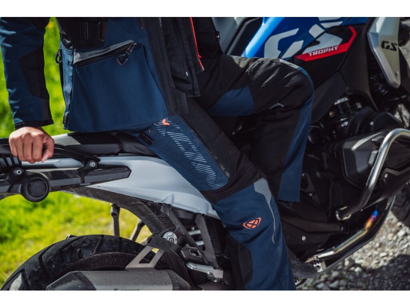 Pantaloni motociclete femei Touring/Adventure Ixon All season/vara model Odin LS culoare: navy (albastru)/negru/rosu Pantaloni motociclete femei Touring/Adventure Ixon All season/vara model Odin LS culoare: navy (albastru)/negru/rosu