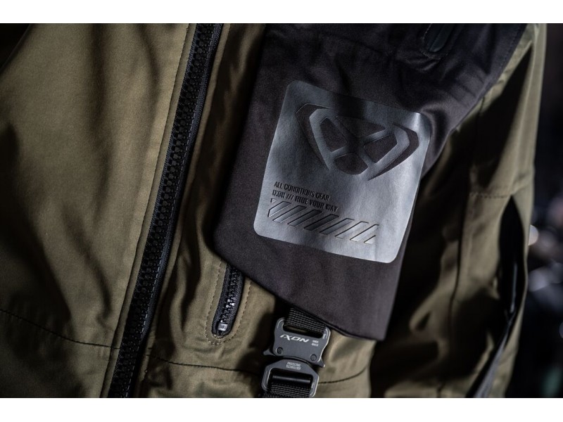 Geaca (jacheta) motociclete barbati Touring/Adventure/Urban Ixon Mid-Season model M-Quarter MS culoare: khaki/negru (geaca laminata; waterproof si pe exterior) Geaca (jacheta) motociclete barbati Touring/Adventure/Urban Ixon Mid-Season model M-Quarter MS culoare: khaki/negru (geaca laminata; waterproof si pe exterior)