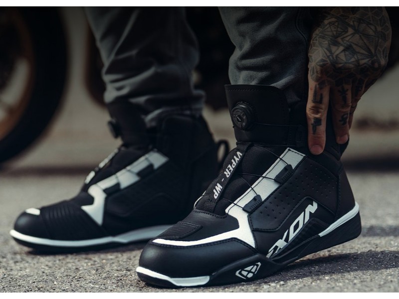 Ghete moto Urban/Roadster barbati All Season Ixon model Vyper WP MS culoare: negru/alb (100% waterproof)