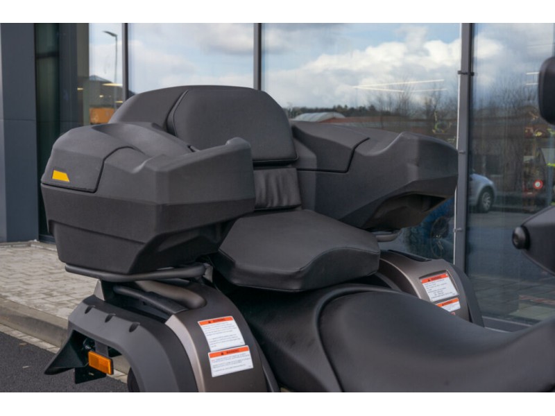 Cutie ATV spate, cu spatar si manere pasager, Shark L7500 75 litri 106x61x43 cm Cutie ATV spate, cu spatar si manere pasager, Shark L7500 75 litri 106x61x43 cm