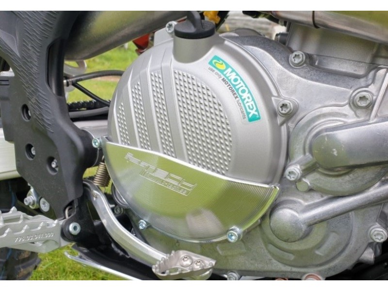 Protectie capac ambreiaj KTM EXC-F 450/500/XC-F 450/500 '21-'23/Husqvarna FE450/FE501 '21-'23 P-TECH SK016 Protectie capac ambreiaj KTM EXC-F 450/500/XC-F 450/500 '21-'23/Husqvarna FE450/FE501 '21-'23 P-TECH SK016