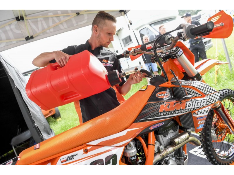 Utility can POLISPORT PROOCTANE 8460000001 20 l with standard cap + 250 ml mixer + hose clear red
