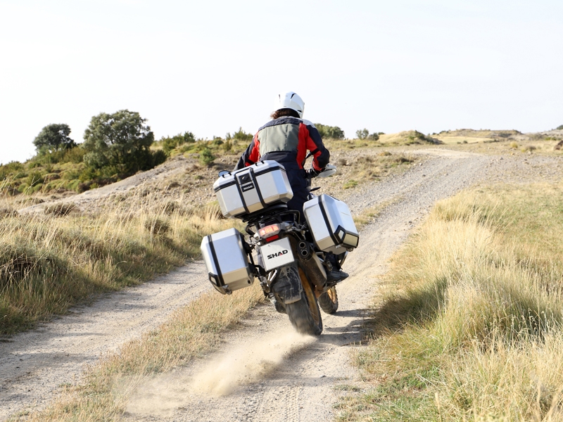Set complet de cutii de aluminiu SHAD TERRA, 37L cutie centrala si 36L / 47L cutii laterale, incluzand set de montaj si placa SHAD R 1200 GS Adventure/ R 1250 GS Adventure
