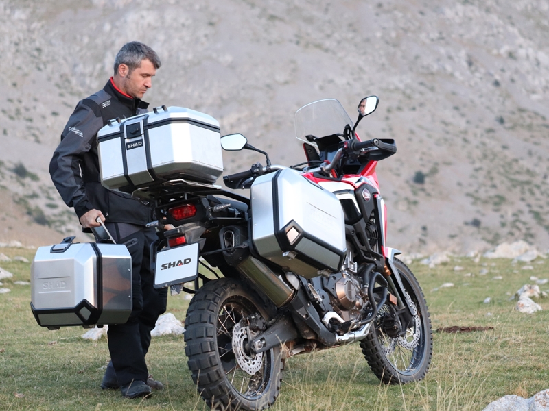 Set complet de cutii de aluminiu SHAD TERRA, 37L cutie centrala si 36L / 47L cutii laterale, incluzand set de montaj si placa SHAD R 1200 GS Adventure/ R 1250 GS Adventure
