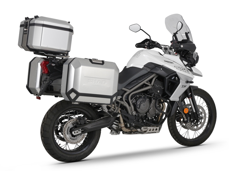Set complet cutii aluminiu SHAD TERRA (negru), 37L cutie centrala 36L / 47L cutii laterale, incluzand kit montare si placa SHAD TRIUMPH Tiger 800 Set complet cutii aluminiu SHAD TERRA (negru), 37L cutie centrala 36L / 47L cutii laterale, incluzand kit montare si placa SHAD TRIUMPH Tiger 800