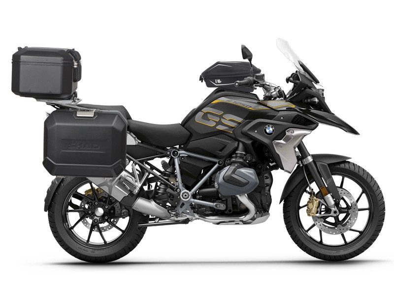 Set complet cutii aluminiu SHAD TERRA (negru), 37L cutie centrala 36L / 47L cutii laterale, incluzand kit montare si placa SHAD R 1200 GS Adventure/ R 1250 GS Adventure Set complet cutii aluminiu SHAD TERRA (negru), 37L cutie centrala 36L / 47L cutii laterale, incluzand kit montare si placa SHAD R 1200 GS Adventure/ R 1250 GS Adventure