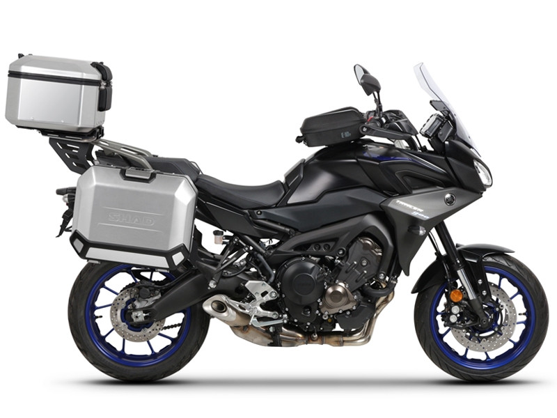 Set complet de cutii de aluminiu SHAD TERRA, 48L cutie centrala si 47L / 47L cutii laterale, incluzand kit montaj si placa SHAD YAMAHA MT-09 Tracer / Tracer 900 Set complet de cutii de aluminiu SHAD TERRA, 48L cutie centrala si 47L / 47L cutii laterale, incluzand kit montaj si placa SHAD YAMAHA MT-09 Tracer / Tracer 900