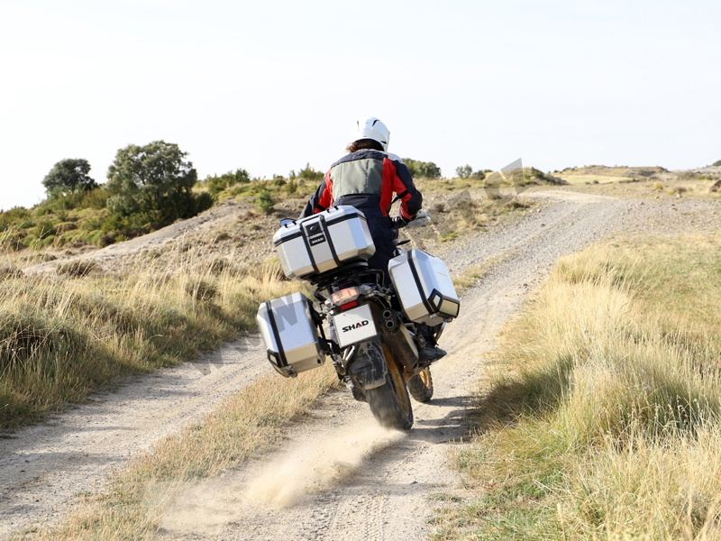 Set complet de cutii aluminiu SHAD TERRA, 48L cutie centrala si 36L / 47L cutii laterale, incluzand set de montaj si placa SHAD BMW R 1200 GS/ R 1250 GS Set complet de cutii aluminiu SHAD TERRA, 48L cutie centrala si 36L / 47L cutii laterale, incluzand set de montaj si placa SHAD BMW R 1200 GS/ R 1250 GS
