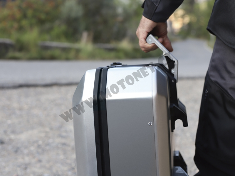 Set complet de cutii de aluminiu SHAD TERRA, 48L cutie centrala si 36L / 36L cutii laterale, incluzand kit montaj si placa SHAD DUCATI MULTISTRADA 950 / 1200 / 1260 Set complet de cutii de aluminiu SHAD TERRA, 48L cutie centrala si 36L / 36L cutii laterale, incluzand kit montaj si placa SHAD DUCATI MULTISTRADA 950 / 1200 / 1260
